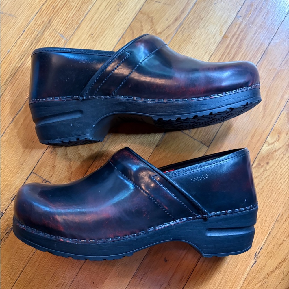 Sanita Wide Pro Cabrio Clog in Bordeaux Fits US Women’s 9